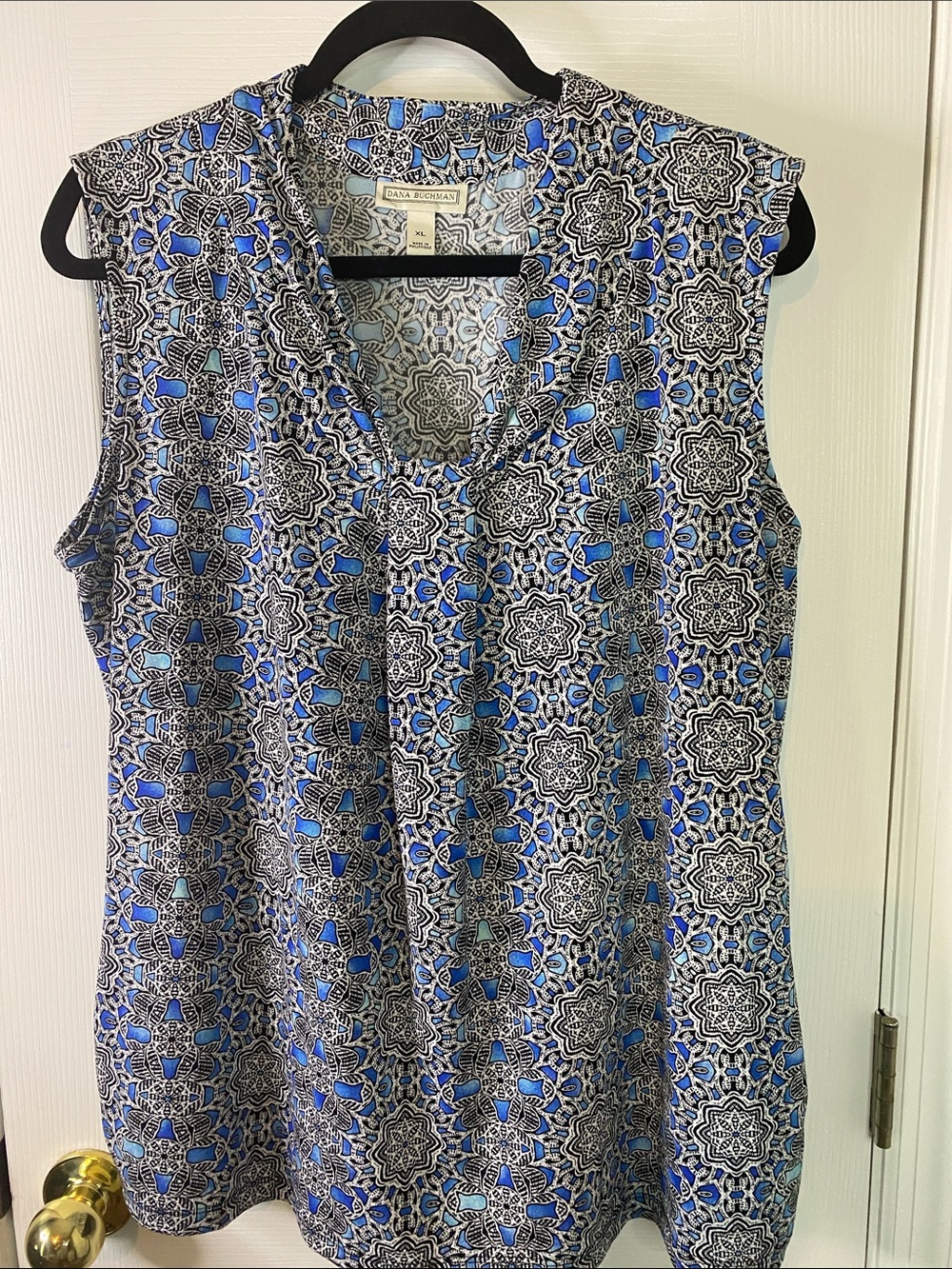 Dana Buchman Blue and Black Geometric Sleeveless V-Neck Camisole Size XL.